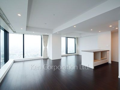 Living-Dining ※Photo of the same layout on 35 floor. Decoration and fixture may differ.