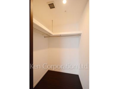 Walk-In Closet ※Photo of the same layout on 35 floor. Decoration and fixture may differ.