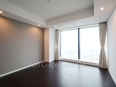 Master Bedroom ※Photo of the same layout on 35 floor. Decoration and fixture may differ.