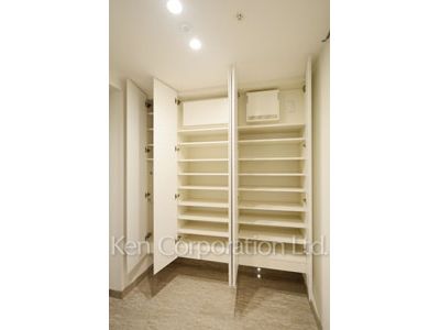 Shoes Closet ※Photo of the same layout on 35 floor. Decoration and fixture may differ.