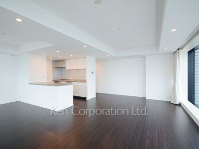 Living-Dining ※Photo of the same layout on 35 floor. Decoration and fixture may differ.