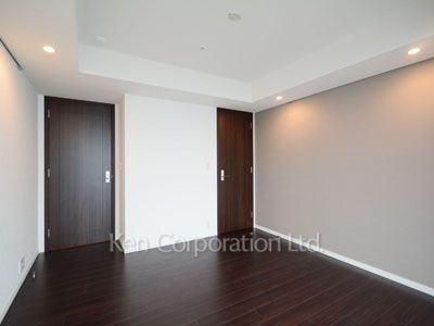 Master Bedroom ※Photo of the same layout on 35 floor. Decoration and fixture may differ.