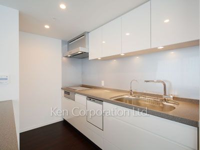 Kitchen ※Photo of the same layout on 35 floor. Decoration and fixture may differ.