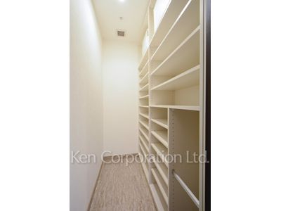 Shoes-In Closet ※Photo of the same layout on 37 floor. Decoration and fixture may differ.