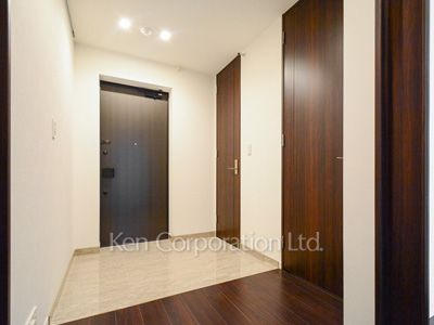 Entrance ※Photo of the same layout on 37 floor. Decoration and fixture may differ.