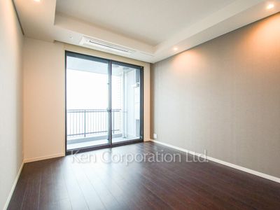Master Bedroom ※Photo of the same layout on 37 floor. Decoration and fixture may differ.