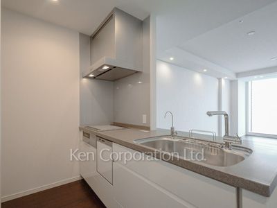Kitchen ※Photo of the same layout on 37 floor. Decoration and fixture may differ.