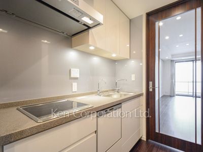 Kitchen ※Photo of the same layout on 37 floor. Decoration and fixture may differ.