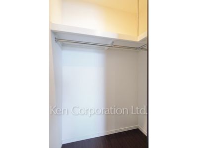 Walk-In Closet ※Photo of the same layout on 37 floor. Decoration and fixture may differ.