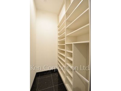Shoes-In Closet ※Photo of the same layout on 37 floor. Decoration and fixture may differ.