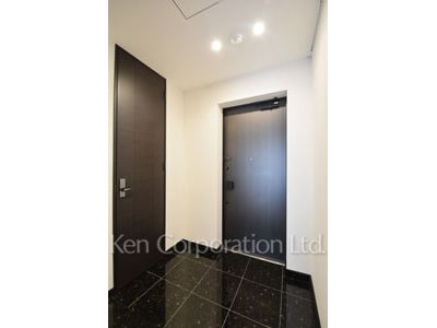Entrance ※Photo of the same layout on 37 floor. Decoration and fixture may differ.