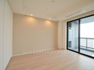 Master Bedroom ※Photo of the same layout on 37 floor. Decoration and fixture may differ.