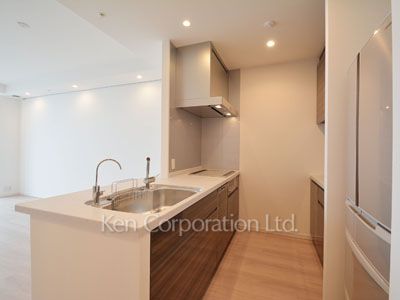 Kitchen ※Photo of the same layout on 37 floor. Decoration and fixture may differ.