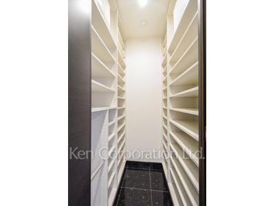 Closet ※Photo of the same layout on 37 floor. Decoration and fixture may differ.