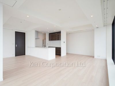 Living-Dining ※Photo of the same layout on 37 floor. Decoration and fixture may differ.