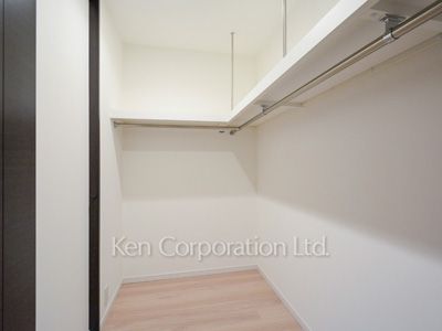 Walk-In Closet ※Photo of the same layout on 37 floor. Decoration and fixture may differ.