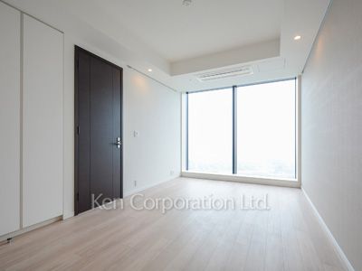Master Bedroom ※Photo of the same layout on 37 floor. Decoration and fixture may differ.