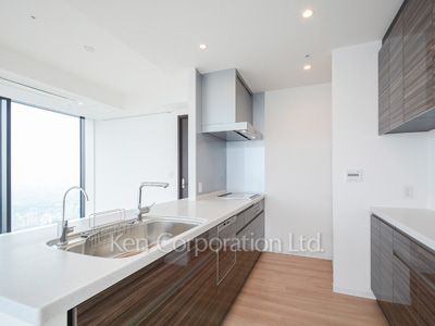 Kitchen ※Photo of the same layout on 37 floor. Decoration and fixture may differ.
