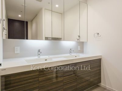 Powder Room ※Photo of the same layout on 37 floor. Decoration and fixture may differ.