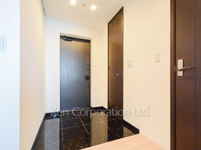 Entrance ※Photo of the same layout on 37 floor. Decoration and fixture may differ.