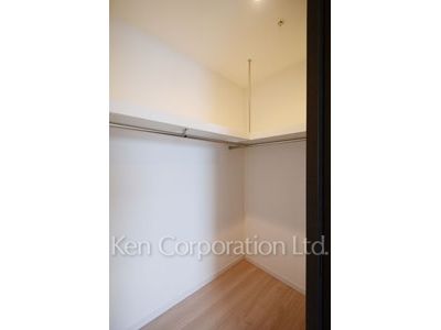 Walk-In Closet ※Photo of the same layout on 37 floor. Decoration and fixture may differ.