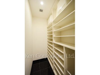 Shoes-In Closet ※Photo of the same layout on 37 floor. Decoration and fixture may differ.