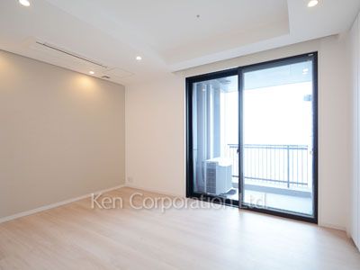 Master Bedroom ※Photo of the same layout on 37 floor. Decoration and fixture may differ.