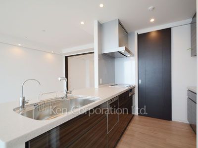 Kitchen ※Photo of the same layout on 37 floor. Decoration and fixture may differ.
