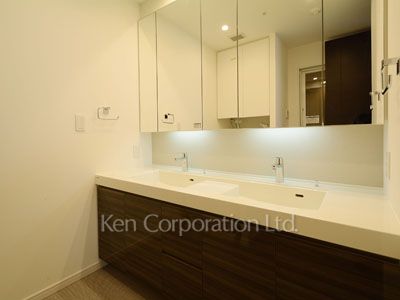 Powder Room ※Photo of the same layout on 37 floor. Decoration and fixture may differ.