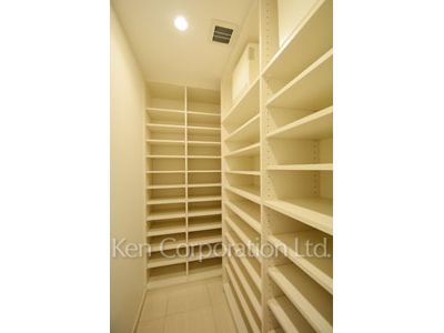 Closet ※Photo of the same layout on 36 floor. Decoration and fixture may differ.