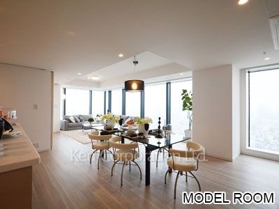 Living-Dining ※Photo of the same layout on 36 floor. Decoration and fixture may differ.