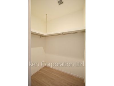 Walk-In Closet ※Photo of the same layout on 37 floor. Decoration and fixture may differ.