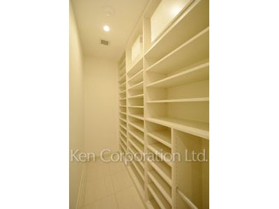 Shoes-In Closet ※Photo of the same layout on 37 floor. Decoration and fixture may differ.