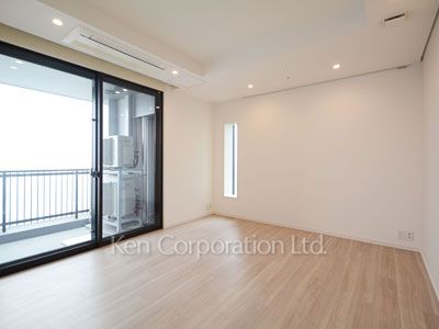 Master Bedroom ※Photo of the same layout on 37 floor. Decoration and fixture may differ.