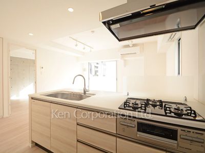 Kitchen ※Photo of the same layout on 6 floor. Decoration and fixture may differ.