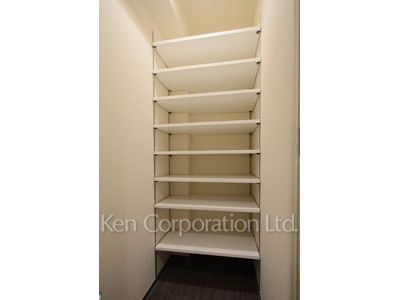 Shoes-In Closet ※Photo of the same layout on 14 floor. Decoration and fixture may differ.