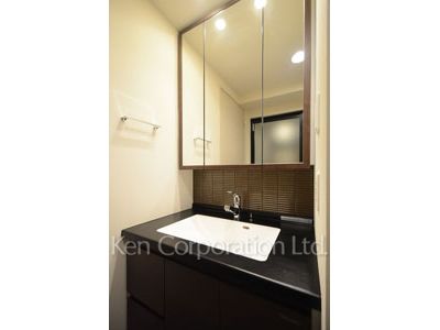 Powder Room ※Photo of the same layout on 14 floor. Decoration and fixture may differ.