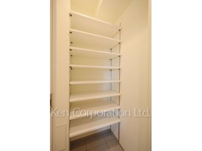 Shoes-In Closet ※Photo of the same layout on 13 floor. Decoration and fixture may differ.