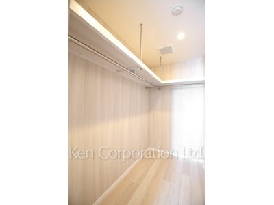Walk-In Closet ※Photo of the same layout on 22 floor. Decoration and fixture may differ.