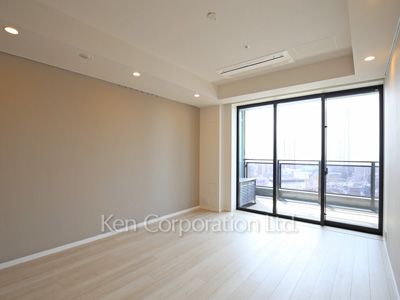 Master Bedroom ※Photo of the same layout on 22 floor. Decoration and fixture may differ.