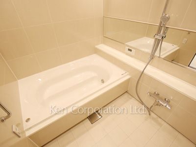Bath ※Photo of the same layout on 22 floor. Decoration and fixture may differ.