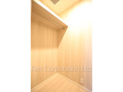 Walk-In Closet ※Photo of the same layout on 20 floor. Decoration and fixture may differ.