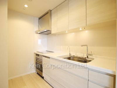Kitchen ※Photo of the same layout on 20 floor. Decoration and fixture may differ.