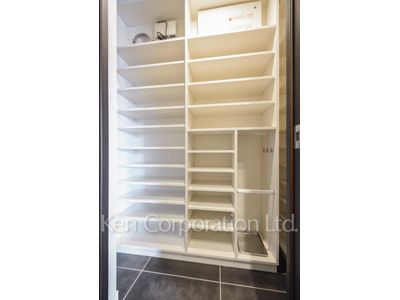 Shoes-In Closet ※Photo of the same layout on 18 floor. Decoration and fixture may differ.