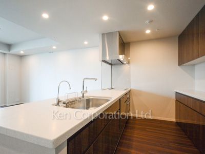 Kitchen ※Photo of the same layout on 18 floor. Decoration and fixture may differ.