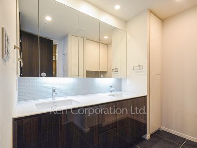 Powder Room ※Photo of the same layout on 18 floor. Decoration and fixture may differ.