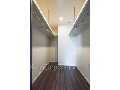 Walk-In Closet ※Photo of the same layout on 18 floor. Decoration and fixture may differ.