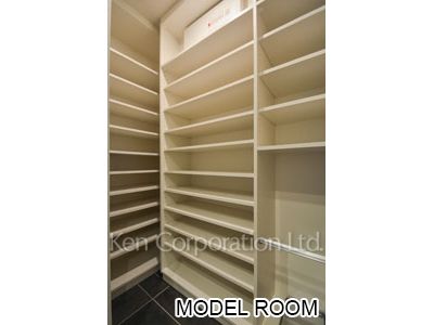 Shoes-In Closet ※Photo of the same layout on 18 floor. Decoration and fixture may differ.