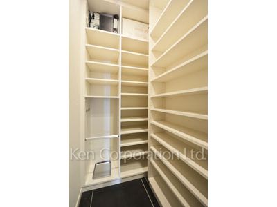Shoes-In Closet ※Photo of the same layout on 15 floor. Decoration and fixture may differ.