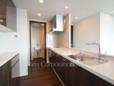 Kitchen ※Photo of the same layout on 15 floor. Decoration and fixture may differ.